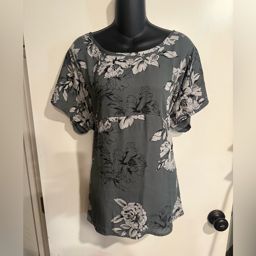 4/$16 Maurices Floral Gray Women's Top XXL